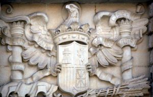 Escudo ilegal en la portada de la Delegacion Hacienda, Alicante